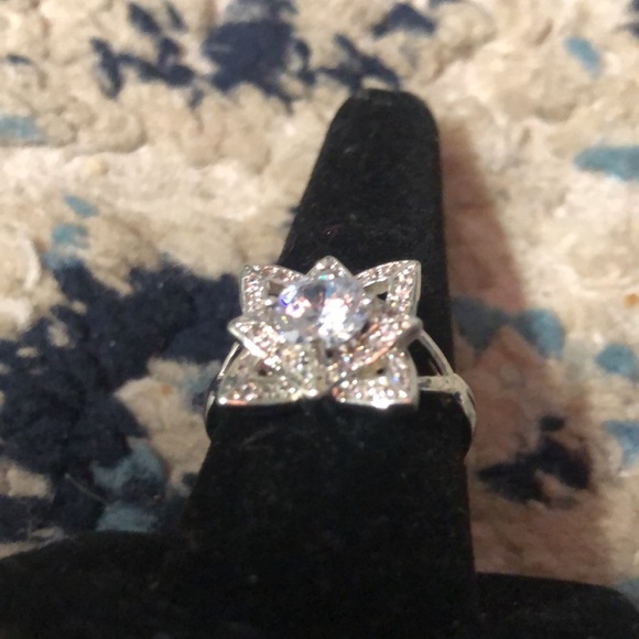 Beautiful 🌺 Flower Ring NWOT - Picture 5 of 5